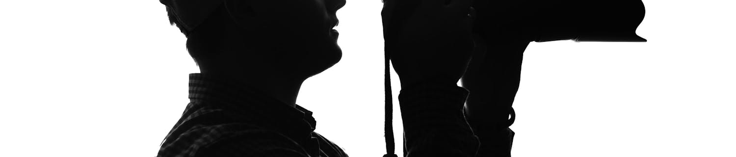 Mand fotograferer med ekstern flash.